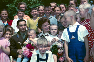 Valerij Bykovskij a Valentina Tereškovová medzi deťmi. Vo vesmíre boli spoločne - on na Vostok 5 a ona na Vostok 6.