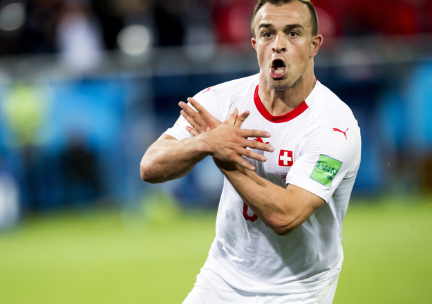 Xherdan Shaqiri predvádza kontroverzné gesto.