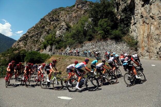 Cyklisti počas dvanástej etapy Tour de France 2018.