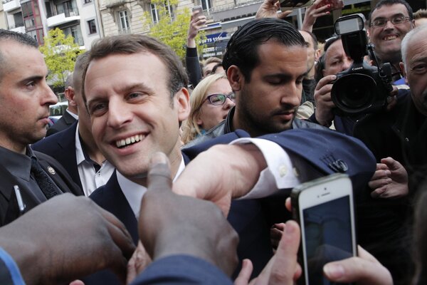 Francúzsky prezident Emmanuel Macron a Alexandre Benalla (vpravo)