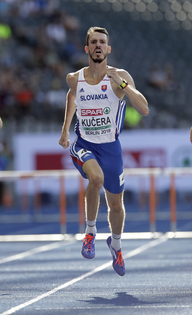 Slovenský atlét Martin Kučera počas rozbehov mužov na 400 m prek.