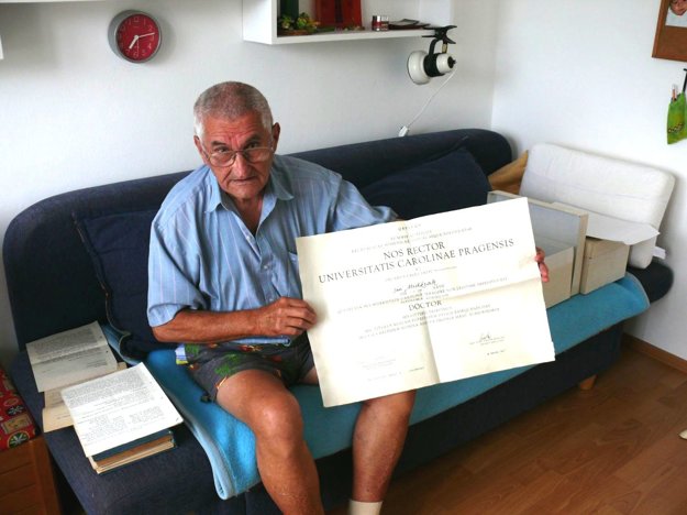 Milan Midžiak s bratovým diplomom, ktorý mu po rehabilitácii priznali.