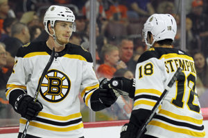 Peter Cehlárik (vľavo) v drese Bostonu Bruins.