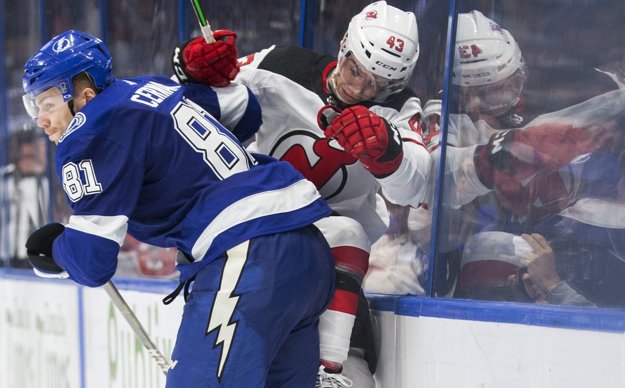 Erik Černák (Vľavo) v súboji s Brettom Seneyom z New Jersey Devils.