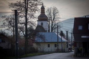 Obec Turie pri Žiline. V jej katastri momentálne býva niekdajší šéf SNS Ján Slota.