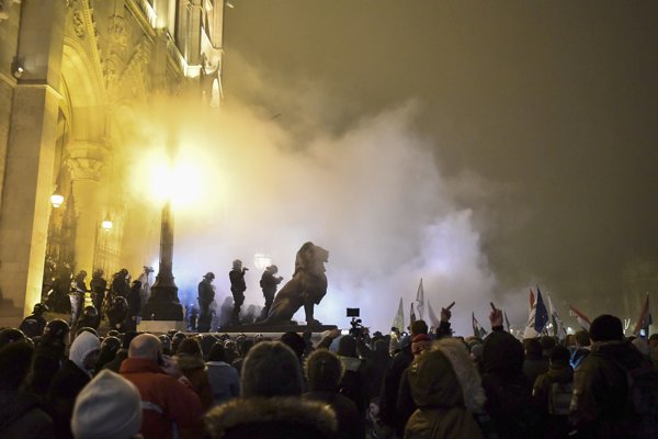 Protestujúci počas demonštrácie proti novele zákonníka práce, pred budovou parlamentu 13. decembra 2018 v Budapešti.