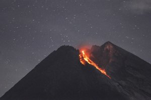 Merapi sa dostala do "fázy efuzívnej (pokojnej) erupcie", oznámil v stredu Kasbani, šéf indonézskeho Centra pre vulkanológiu a zmiernenie geologických rizík.