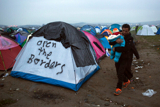 Asi sedemtisíc utečencov, prevažne zo Sýrie a Iraku, je natlačených v malom tábore v gréckej pohraničnej obci Idomeni.