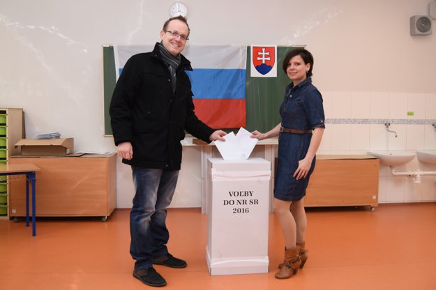 Mladí voliči vo volebnej miestnosti v Trnave.