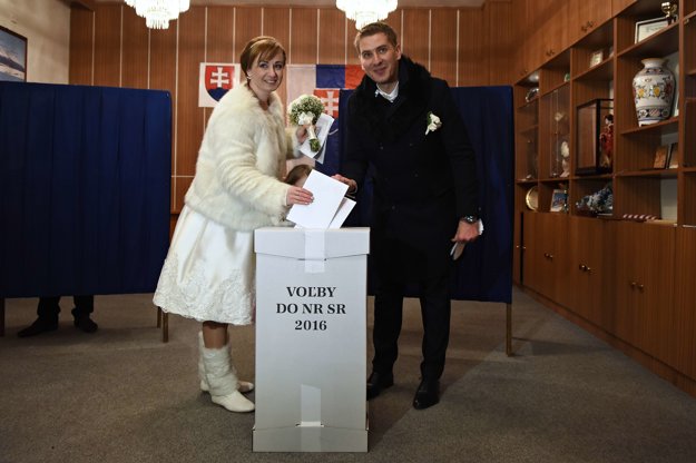 Na snímke čerství manželia Rusnákovci z Košíc volia vo volebnej miestnosti v Starom Smokovci vo Vysokých Tatrách.