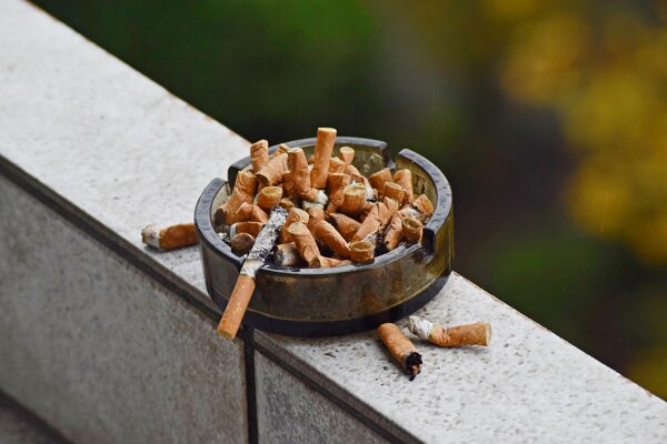 Ľudia, ktorí sa vzdajú cigariet, bojujú so závislosťou ale aj samotou.