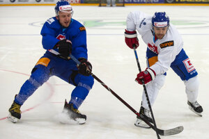 Na snímke vľavo Radovan Puliš a vpravo Rastislav Špirko počas tréningu slovenskej hokejovej reprezentácie v rámci Euro Hockey Challenge v nemeckom Kaufbeurne 12. apríla 2019. 