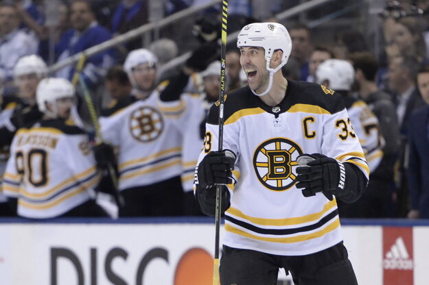 Zdeno Chára v drese Boston Bruins.