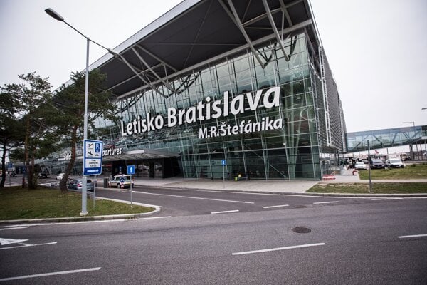 Z bratislavského letiska sa bude v jeseni a zime lietať aj na Sardíniu