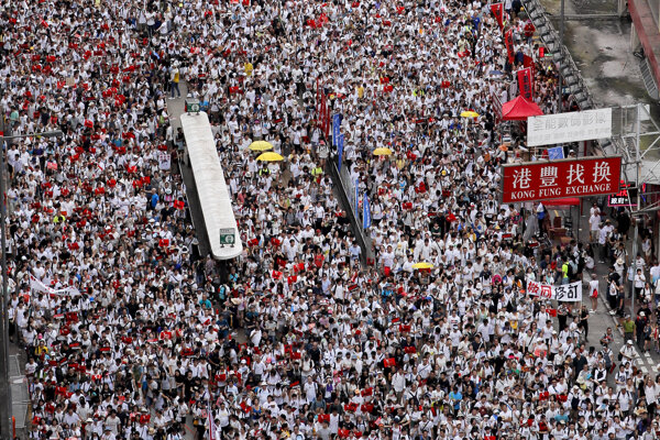 Státisíce ľudí protestujú proti kontroverznému zákonu.