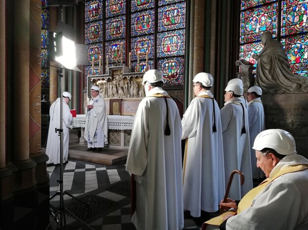 Prvá omša v Notre-Dame po ničivom požiari.