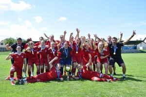Ženský tím AS Trenčín postúpil medzi slovenskú futbalovú elitu. 