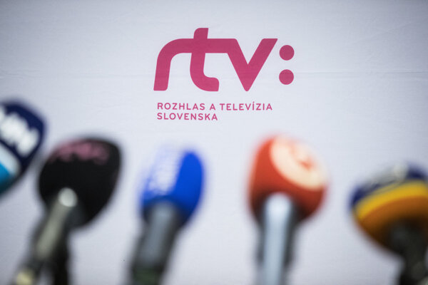 Verejnoprávna televízia svojich zamestnancov písomne napomenula.  