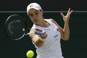 Asleigh Bartyová v zápase osemfinále Wimbledonu 2019 proti Alison Riskeovej.