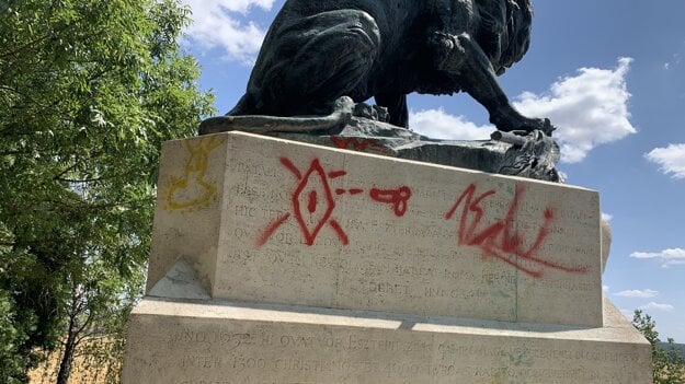 Vozokanský lev po návšteve vandalov.   (zdroj: lev)
