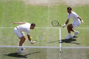 Filip Polášek (vľavo) a jeho tenisový spoluhráč Ivan Dodig z Chorvátska v semifinále štvorhry vo Wimbledone 2019.