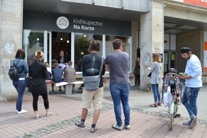Rodí sa tradícia čítania na ulici. 