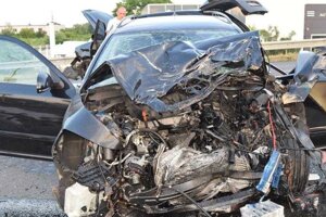 Po náraze zostala zo Škody Octavia, v ktorej vyhasli dva ľudské životy, len kopa šrotu.