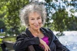 Margaret Atwood chcela pôvodne opísať americkú spoločnosť v osemdesiatych rokoch.