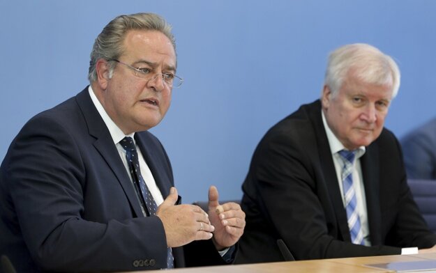 Horst Seehofer, vpravo, a Dieter Romann na tlačovej konferencii.