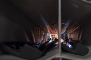 Expremiér Robert Fico počas nočnej zmeny v priestoroch spoločnosti IAC Group /Slovakia/ s.r.o v noci v sobotu 25. novembra 2017 v Lozorne.