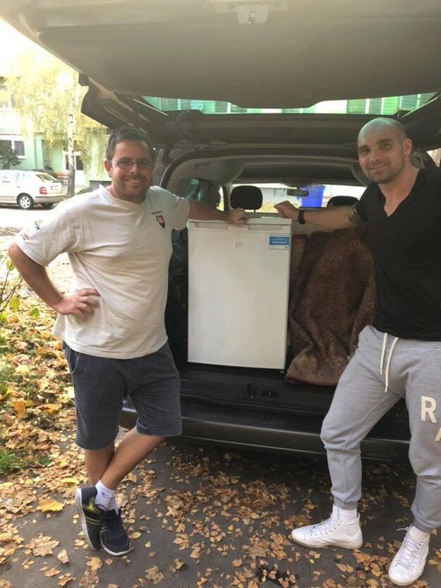 Marcel Filaga (vpravo) počas jednej z pomáhacích akcií.
