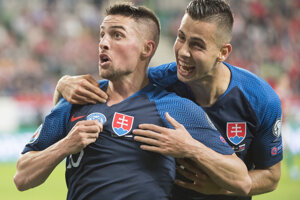 Róbert Mak (vľavo) a Dávid Hancko oslavujú úvodný gól v zápase kvalifikácie na EURO 2020 Maďarsko – Slovensko.