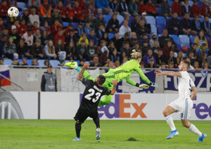 Loris Karius chybuje v zápase Slovan Bratislava - Besiktas Istanbul.