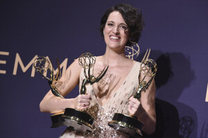 Phoebe Waller-Bridgeová si odniesla nielen titul najlepšej herečky v danej kategórii, ale ako tvorkyňa tohto seriálu bola tiež ocenená ako najlepšia režisérka a scenáristka v komediálnom žánri.