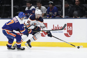 Tomáš Jurčo (vpravo) v zápase základnej časti NHL 2019/2020 New York Islanders - Edmonton Oilers.