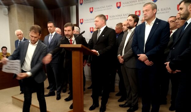 Tlačovku Roberta Fica ukončil Igor Matovič, ktorý sa pred kamery postavil s letáčikom.