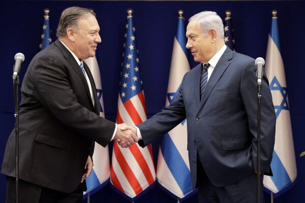 Mike Pompeo (vľavo) a Benjamin Netanjahu.