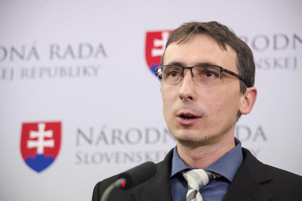 Železnice podľa OĽaNO ignorujú zistenia analytikov