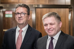 Predseda Smer Robert Fico a vľavo podpredseda parlamentu Martin Glváčpočas tlačovej konferencie.