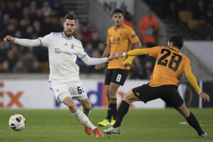 Vľavo hráč Slovana Kenen Bajrič, vpravo hráč Wanderers Joao Moutinho.