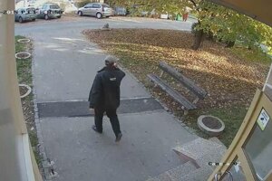 Jeden z mnohých prípadov. Na zábere bezpečnostnej kamery je neznámy muž, ktorý zatelefonoval 84-ročnej Banskobystričanke. Vydával sa za jej synovca a žiadal ju o peniaze. Žena odovzdala páchateľovi 3500 eur. Až neskôr zistila, že ide o podvod. 