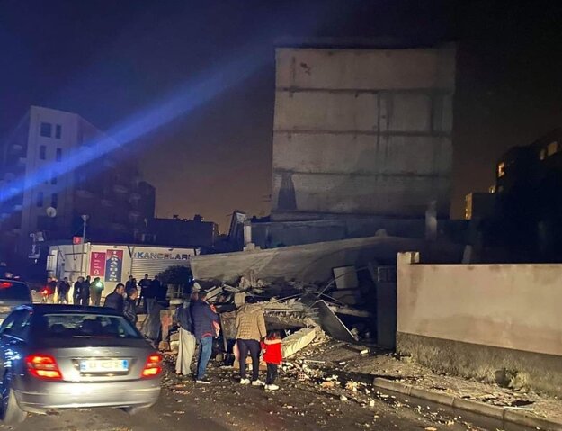 Albánci sa pozerajú na škody po zemetrasení. Durres, 26. november 2019.