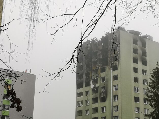 Stav zničenej bytovky v pondelok. Čoraz viac ohrozuje okolie, opadávajú z nej trosky.