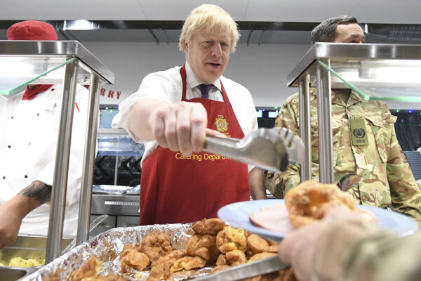 Britský premiér podával vojakom vianočný obed.