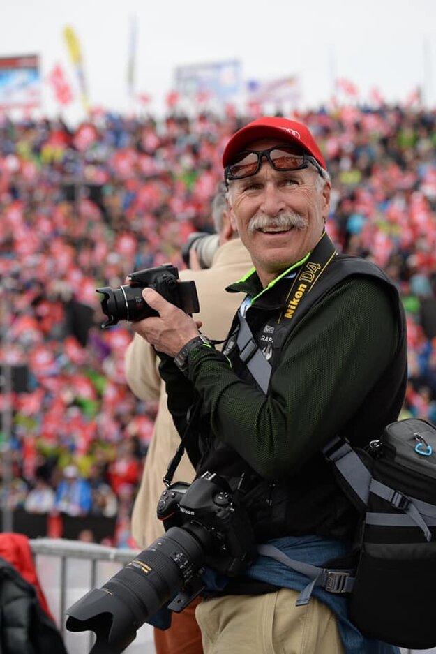 Otec Mikaely Shiffrinovej na svahu obložený fotografickými aparátmi.