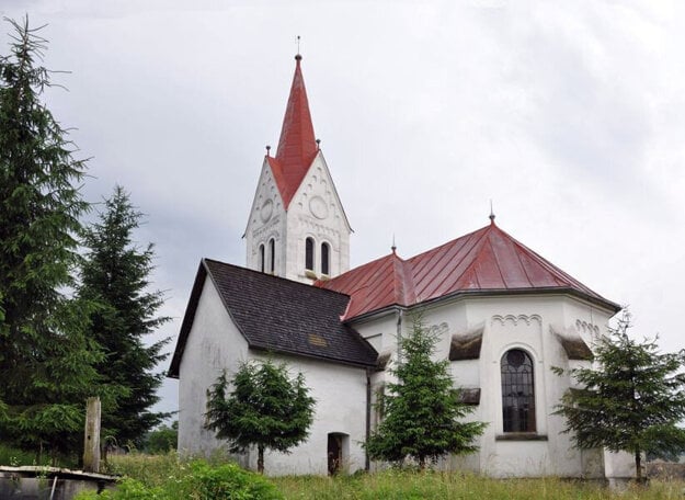Kostol v Turíčkach. Pozostatok pôvodnéno kostola je vystupujúca časť vľavo.