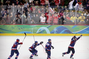 Slovenskí hokejisti sa tešia z výhry v zápase olympijského hokejového turnaja Švédsko - Slovensko. 