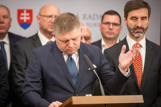 Poslanci parlamentu za SMER Robert Fico a Juraj Blanár počas tlačovej konferencie.
