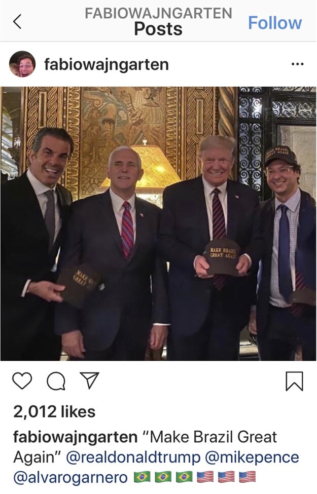 Fotka, ktorou sa pochválil hovorca brazílskeho prezidenta (celkom vpravo, vedľa Donalda Trumpa), ktorý nakazil svojho prezidenta Bolsonara.