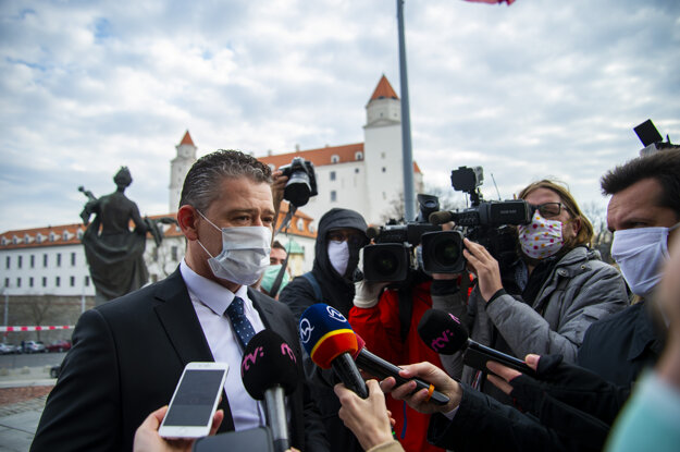 Roman Mikulec (OĽaNO) prichádza do budovy parlamentu.